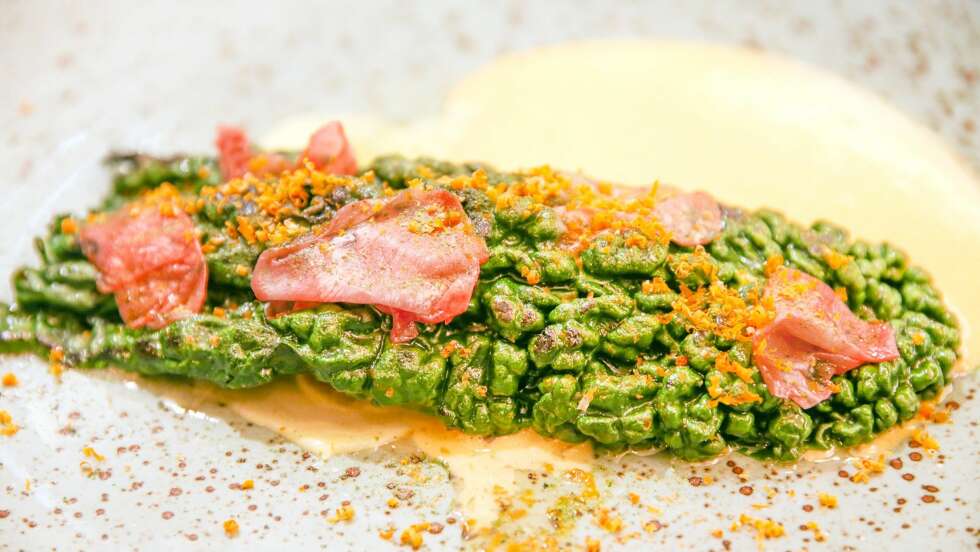 MÅLTID: Stekt kamskjell med en emulsjon laget på havsalat, grillet svartkål, syltede nyperoser, et grønt dryss av havsaltpulver og revet, tørket kamskjellrogn. Smørsausen er smakt til med kamskjell rogn. MÅLTID: Stekt kamskjell med en emulsjon laget på havsalat, grillet svartkål, syltede nyperoser, et grønt dryss av havsaltpulver og revet, tørket kamskjellrogn. Smørsausen er smakt til med kamskjell rogn.