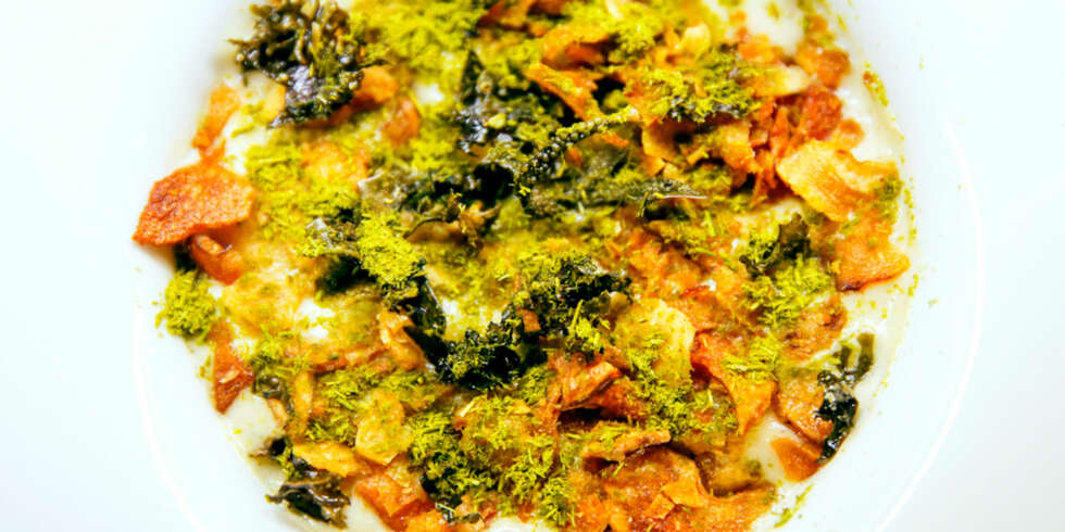 MÅLTID: Stekte, confiterte jordskokker, jordskokskum, jordskokchips, crispy blomkålstang og furunålspulver. MÅLTID: Stekte, confiterte jordskokker, jordskokskum, jordskokchips, crispy blomkålstang og furunålspulver.
