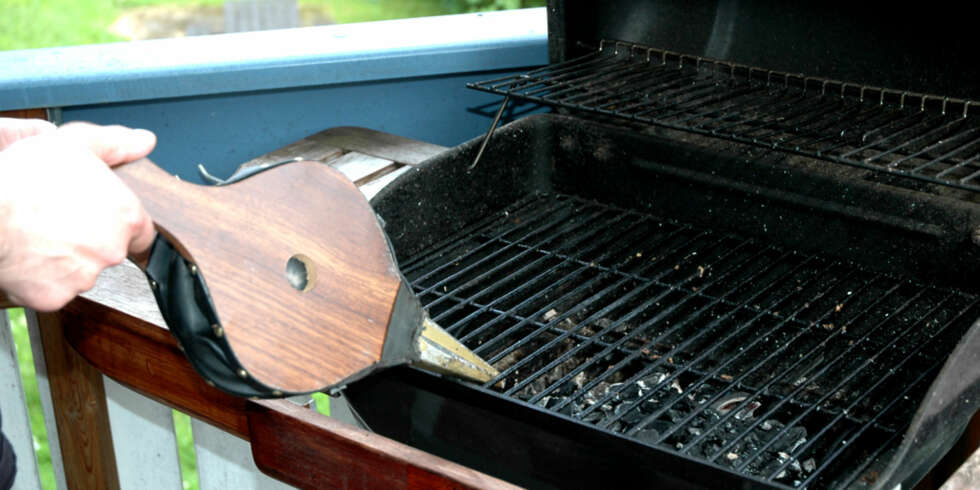 DØDT KULL: Som oftest er det tilgang på luft som er problemet, når grillkullet ikke brenner skikkelig. Da kan du enten gjøre ren hele grillen og vurdere om du må lage større luftehull, eller ta ""Ola Dunk""-varianten og finne fram peispusteren. DØDT KULL: Som oftest er det tilgang på luft som er problemet, når grillkullet ikke brenner skikkelig. Da kan du enten gjøre ren hele grillen og vurdere om du må lage større luftehull, eller ta ""Ola Dunk""-varianten og finne fram peispusteren.