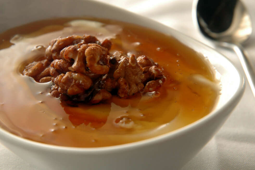 GRESK: Yoghurt med valnøtter og en kraftig, flytende honning kan spises både til frokost og dessert. GRESK: Yoghurt med valnøtter og en kraftig, flytende honning kan spises både til frokost og dessert.