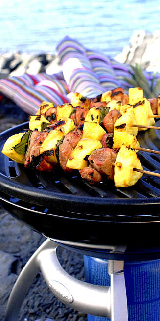 FRUKTIG: Bland kjøtt og frukt på grillen. Ananas og svinekjøtt smaker spesielt godt sammen. FRUKTIG: Bland kjøtt og frukt på grillen. Ananas og svinekjøtt smaker spesielt godt sammen.