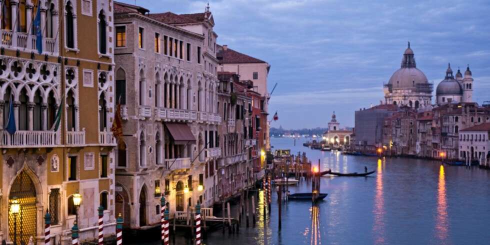 CARPACCIO: Du må helt til Venezia for å smake originalen. Let deg frem langs kanalene og finn fram til Harry's Bar. Det var der de rå skivene ble servert første gang. CARPACCIO: Du må helt til Venezia for å smake originalen. Let deg frem langs kanalene og finn fram til Harry's Bar. Det var der de rå skivene ble servert første gang.