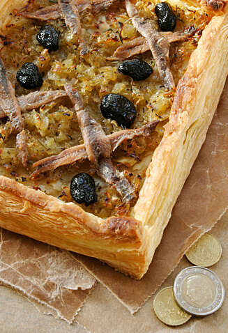 PROVENCE-PIZZA: Pissaladiere er det provencalske svaret på pizza. Oliven og ansjos gir den sitt helt spesielle særpreg. PROVENCE-PIZZA: Pissaladiere er det provencalske svaret på pizza. Oliven og ansjos gir den sitt helt spesielle særpreg.