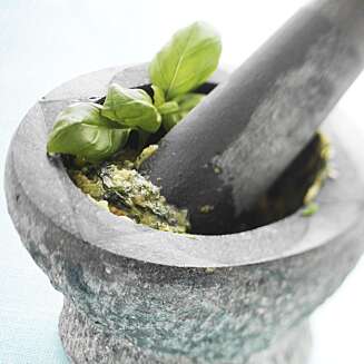En morter er fin å ha til å lage pesto, men en blender går også an. En morter er fin å ha til å lage pesto, men en blender går også an.