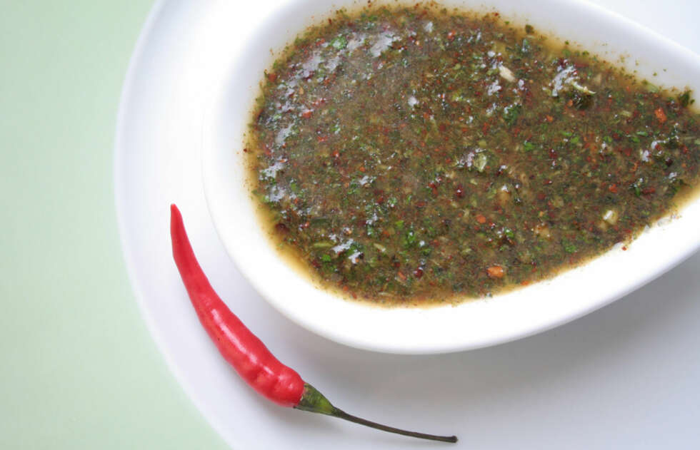 TIL LAM: Myntepesto med chili og ristede gresskarkjerner. TIL LAM: Myntepesto med chili og ristede gresskarkjerner.