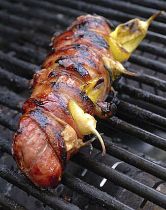 FYRRIG: Svinefileten er surret med baconskiver, og innimellom er det stukket jalapeno-chilier. FYRRIG: Svinefileten er surret med baconskiver, og innimellom er det stukket jalapeno-chilier.