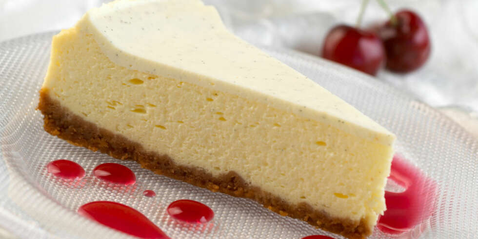 OSTEKAKE: En luksusutgave av ostekake med tre lag og kirsebærsaus. OSTEKAKE: En luksusutgave av ostekake med tre lag og kirsebærsaus.