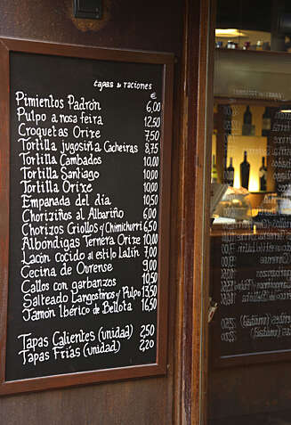 TAPASMENY: Denne tapasbaren i Madrid har litt av hvert å by den som stiger inn døren. TAPASMENY: Denne tapasbaren i Madrid har litt av hvert å by den som stiger inn døren.