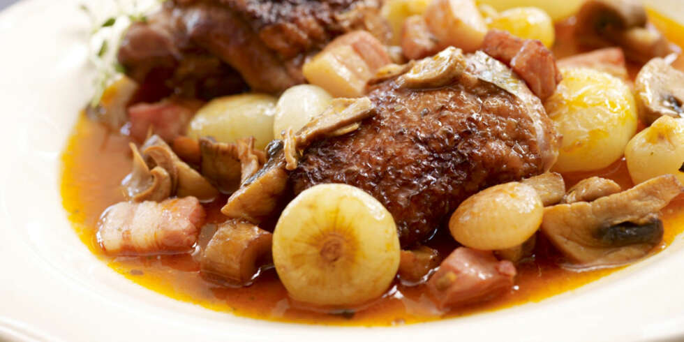 COQ AU VIN: Tradisjonsrik hane med rødvin og mer fra franske Burgund. COQ AU VIN: Tradisjonsrik hane med rødvin og mer fra franske Burgund.