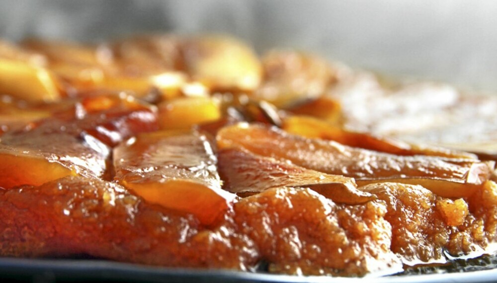 TARTE TATIN, EPLEKAKE: En eplekake som lages oppned. TARTE TATIN, EPLEKAKE: En eplekake som lages oppned.