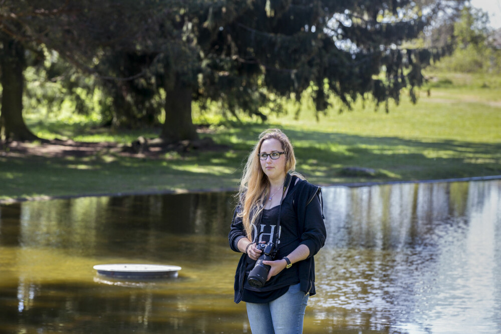 FOTOGRAFERER: Når Margrethe skriver eller tar bilder føler hun at hun kan slappe mer av. - Jeg virker mer "normal" bak en skjerm eller en linse. FOTOGRAFERER: Når Margrethe skriver eller tar bilder føler hun at hun kan slappe mer av. - Jeg virker mer "normal" bak en skjerm eller en linse.