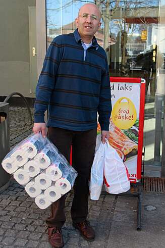 HELT RÅTT: Jakob Hamory reagerer på prisene hos Ica Maxi på Bjølsen i Oslo. HELT RÅTT: Jakob Hamory reagerer på prisene hos Ica Maxi på Bjølsen i Oslo.
