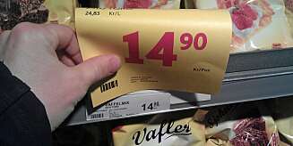 SAMME PRIS: En pakke vaffelmiks på Ica Supermarked på Ullevål er priset til 14,90 på tilbud. Den hvite prislappen bak viser det samme. SAMME PRIS: En pakke vaffelmiks på Ica Supermarked på Ullevål er priset til 14,90 på tilbud. Den hvite prislappen bak viser det samme.