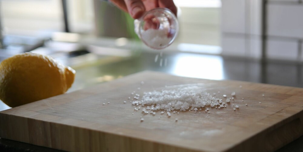 SALT: Bruk helt vanlig grovsalt som du strør utover SALT: Bruk helt vanlig grovsalt som du strør utover