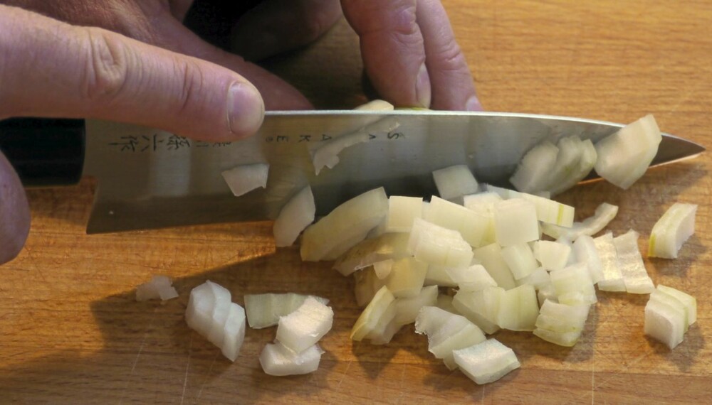 SKARP: Med en skarp kniv blir det mindre tårer. SKARP: Med en skarp kniv blir det mindre tårer.