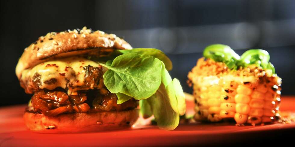 BURGER: En slider er en liten hamburger. Her med grillet maiskolbe. BURGER: En slider er en liten hamburger. Her med grillet maiskolbe.