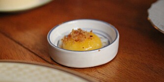 RESTAURANT BROR I KØBENHAVN: Makrellen dyppes i denne langkokte eggeplommen. RESTAURANT BROR I KØBENHAVN: Makrellen dyppes i denne langkokte eggeplommen.