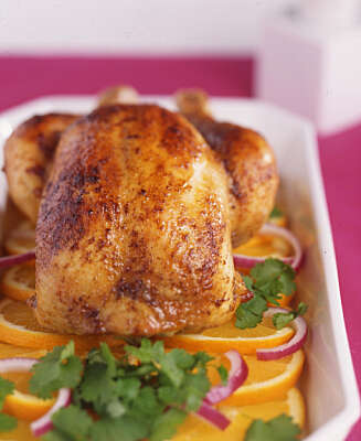 APPELSINFYLT KYLLING: Kyllingen er gnidd inn med blant annet malt koriander og chili. APPELSINFYLT KYLLING: Kyllingen er gnidd inn med blant annet malt koriander og chili.