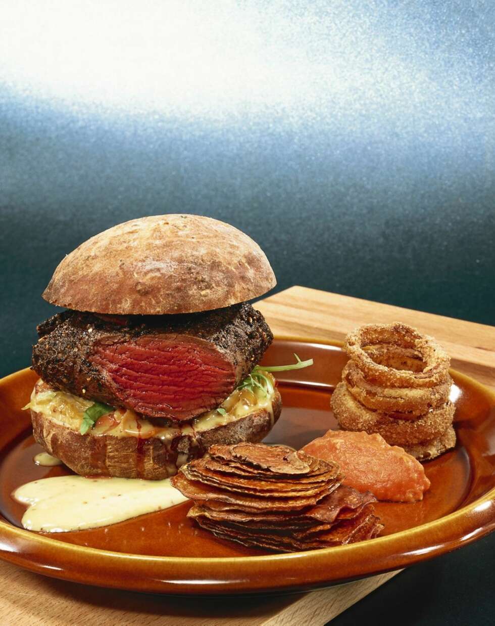 Oppskrifter på elg: Elgburger med friterte løkringer, chips, tomatmos og sur coleslaw. Oppskrifter på elg: Elgburger med friterte løkringer, chips, tomatmos og sur coleslaw.