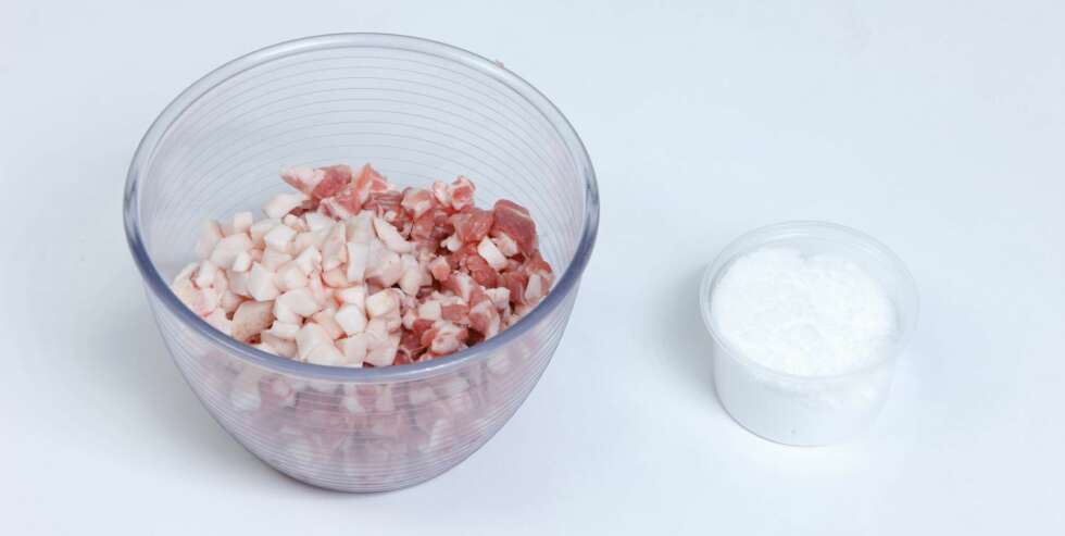 Bland sammen kjøtt, fett og salt. Bland sammen kjøtt, fett og salt.