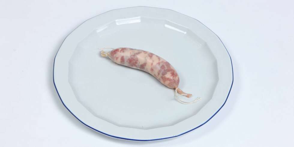 Fersk salami som trenger å tørke. Fersk salami som trenger å tørke.