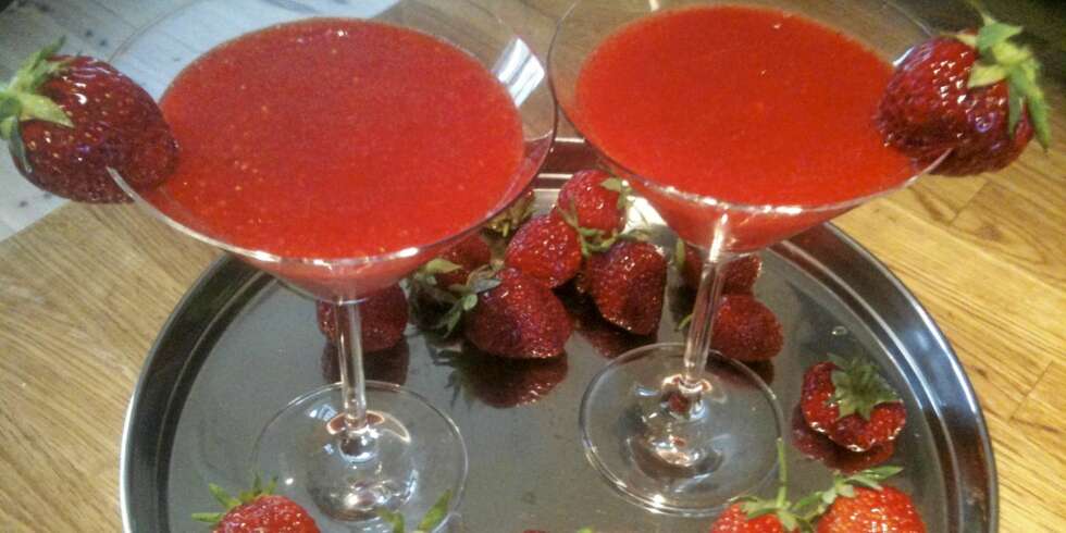 SUNN COCKTAIL? Det hevdes at jordbærene blir enda sunnere balndet med alkohol, som i drinken strawberry daiquiri. SUNN COCKTAIL? Det hevdes at jordbærene blir enda sunnere balndet med alkohol, som i drinken strawberry daiquiri.