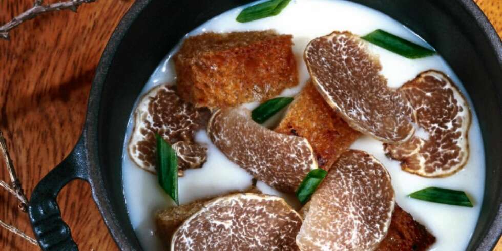 Fontinafondue med brød og hvit trøffel Fontinafondue med brød og hvit trøffel