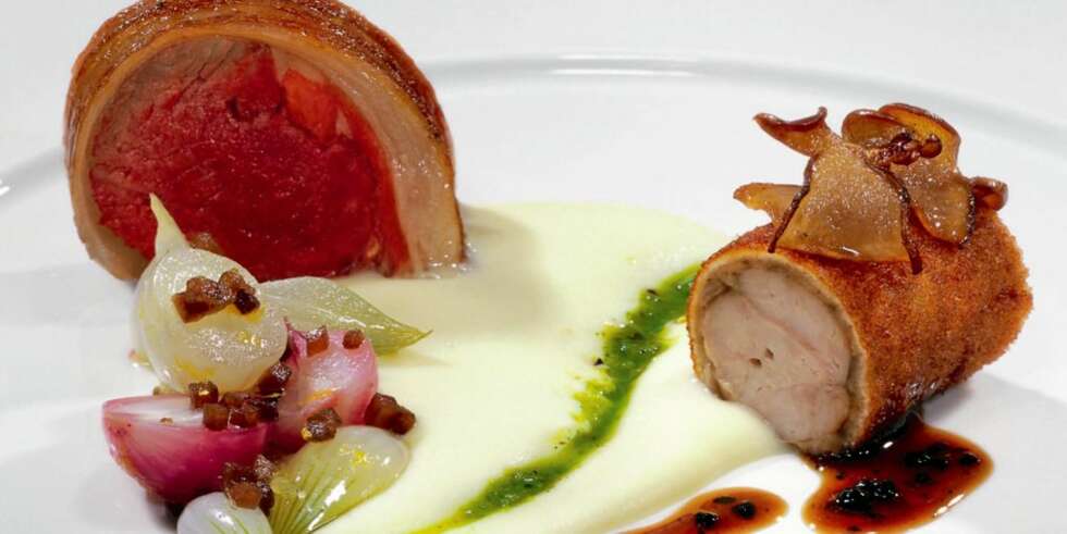 LAMMERETTER: Lammefilèt i slag med brissel og steinsoppkrokett, løksalat, potetpuré med manchego, gremolataolje og olivensjy. LAMMERETTER: Lammefilèt i slag med brissel og steinsoppkrokett, løksalat, potetpuré med manchego, gremolataolje og olivensjy.