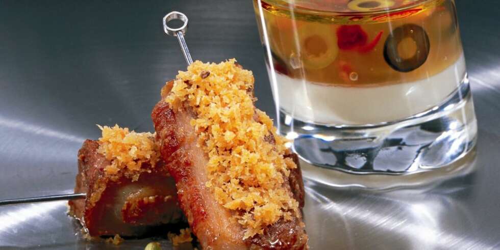 LAMMERETTER: Lammebrochette med kardemommesmuler, hvitløksveloutê og ratatouille LAMMERETTER: Lammebrochette med kardemommesmuler, hvitløksveloutê og ratatouille