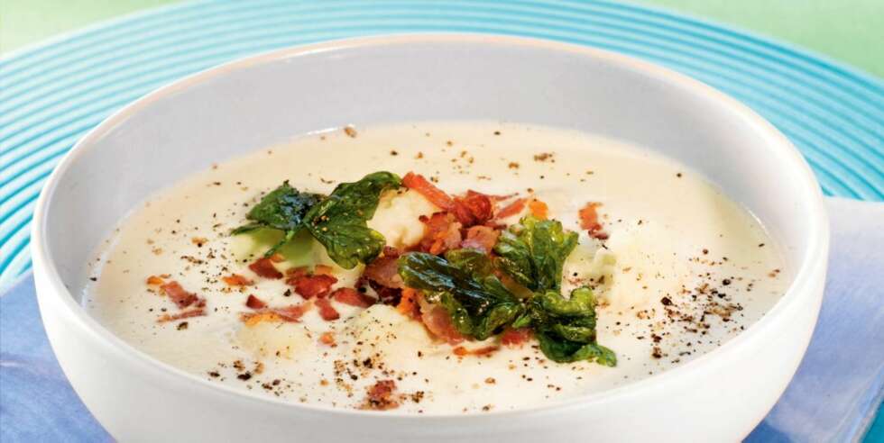 FYLDIG SUPPE: Blomkålsuppe med kyllingkraft og bacon FYLDIG SUPPE: Blomkålsuppe med kyllingkraft og bacon