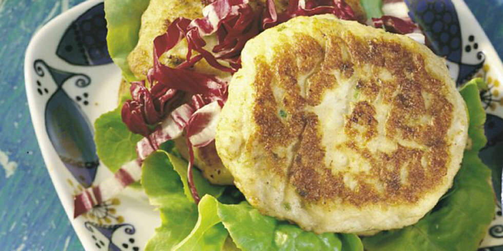 MIDDAGSTIPS: Grove fiskekaker med poteter og råkost. MIDDAGSTIPS: Grove fiskekaker med poteter og råkost.