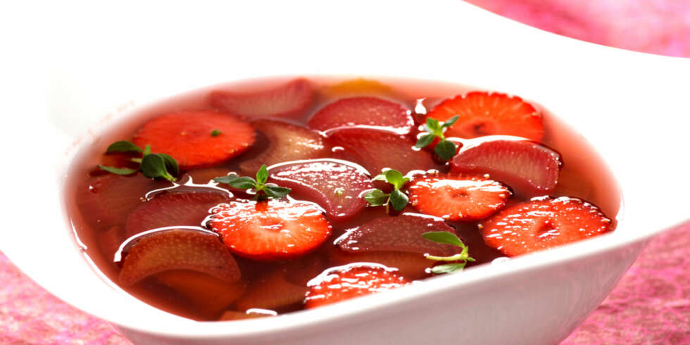 FRUKTSUPPE: Kald eller lunken, rabarbrasuppe smaker godt uansett. FRUKTSUPPE: Kald eller lunken, rabarbrasuppe smaker godt uansett.