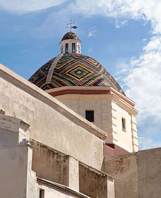 FLOTTE FARGER: legg merke til de flotte fargene på taket av kirken ved navn "Dome of San Michele" i Alghero på Sardinia. FLOTTE FARGER: legg merke til de flotte fargene på taket av kirken ved navn "Dome of San Michele" i Alghero på Sardinia.