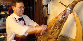 SPANSK SKINKE er verdenskjent ¿ og godt egnet som tapas. Iberiko-halvøya leverer skinker helt i verdenstoppen. Som denne ""Pata Negra"" ¿ svartfotskinke, navngitt etter grisenes føtter. SPANSK SKINKE er verdenskjent ¿ og godt egnet som tapas. Iberiko-halvøya leverer skinker helt i verdenstoppen. Som denne ""Pata Negra"" ¿ svartfotskinke, navngitt etter grisenes føtter.