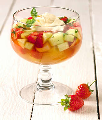 SYRLIG: Dessertsuppe med frukt, toppet med limekrem. SYRLIG: Dessertsuppe med frukt, toppet med limekrem.