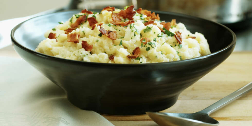 HJEMMELAGET POTETMOS: Et dryss av sprøstekt baconbiter og finhakket persille topper smaksopplevelsen. HJEMMELAGET POTETMOS: Et dryss av sprøstekt baconbiter og finhakket persille topper smaksopplevelsen.