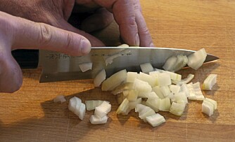 SKARP: Med en skarp kniv blir det mindre tårer. SKARP: Med en skarp kniv blir det mindre tårer.