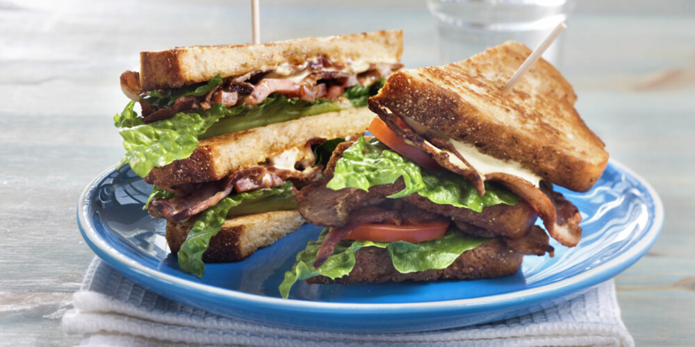 BLT: Bacon, lettuce, tomato er en amerikansk sandwich som er midt i blinken for deg som er glad i bacon. BLT: Bacon, lettuce, tomato er en amerikansk sandwich som er midt i blinken for deg som er glad i bacon.