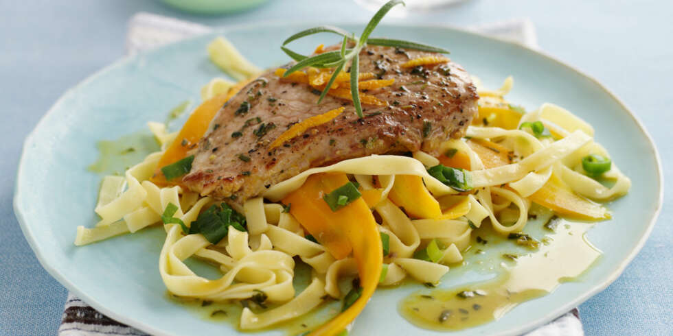 SØNDAGSMIDDAG: Svinefilet servert med appelsin, rosmarin og pasta. SØNDAGSMIDDAG: Svinefilet servert med appelsin, rosmarin og pasta.