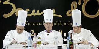 STRENGE DOMMERE: Mesterkokken prisen er oppkalt, Paul Bocuse, smakler på en av konkurranserettene flankert av to av sine kolleger i juryen, Daniel Boulud (t.v.) og Fabrice Desvignes. STRENGE DOMMERE: Mesterkokken prisen er oppkalt, Paul Bocuse, smakler på en av konkurranserettene flankert av to av sine kolleger i juryen, Daniel Boulud (t.v.) og Fabrice Desvignes.
