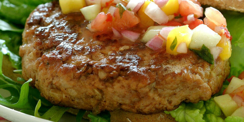 DAGENS MIDDAGSTIPS: Kyllingburger med paprikasalsa. DAGENS MIDDAGSTIPS: Kyllingburger med paprikasalsa.