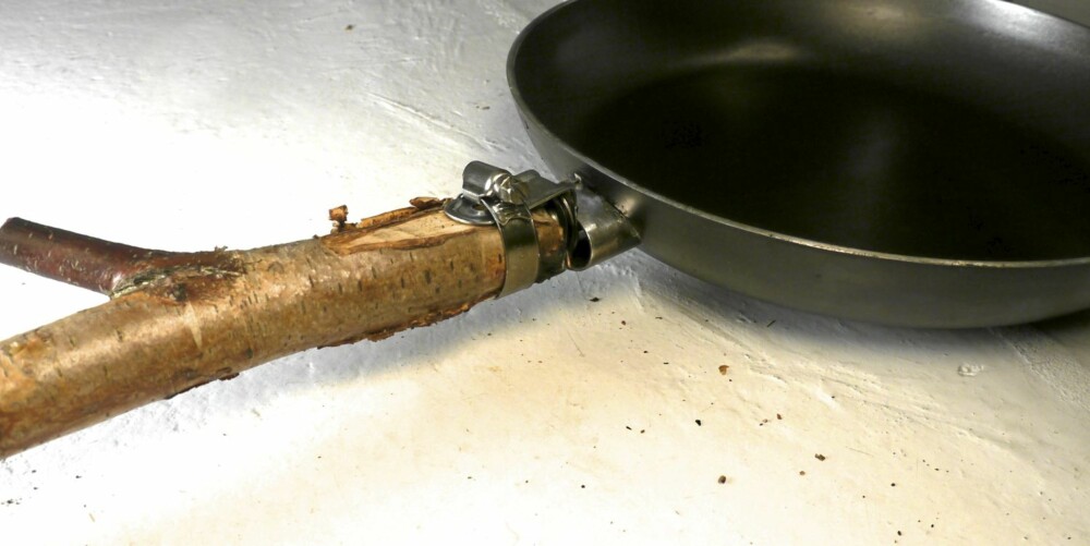 LANG ARM: Pinnen får ha funksjonen som kokkens ekstra lange arm over bålet. LANG ARM: Pinnen får ha funksjonen som kokkens ekstra lange arm over bålet.
