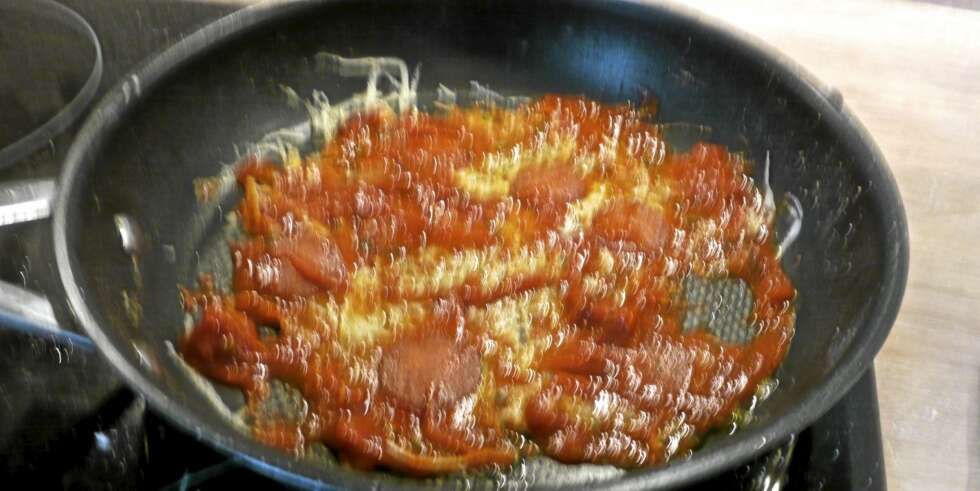 SAUS: Legg i sausen. Her ligger sausen litt langt ut i kantene. (Det får du svi for når du snur pannen) SAUS: Legg i sausen. Her ligger sausen litt langt ut i kantene. (Det får du svi for når du snur pannen)