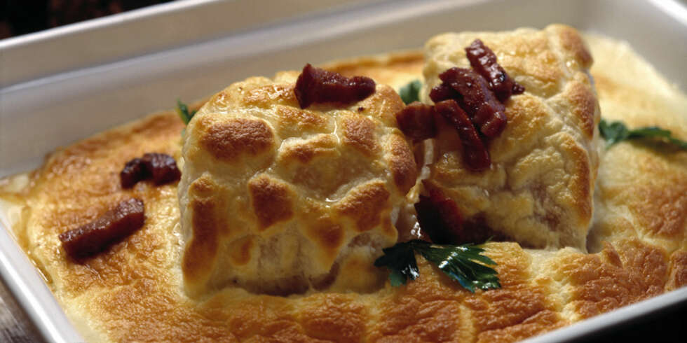 NY VRI: Luftig lutefisksufflé med baconterninger som garnityr. NY VRI: Luftig lutefisksufflé med baconterninger som garnityr.