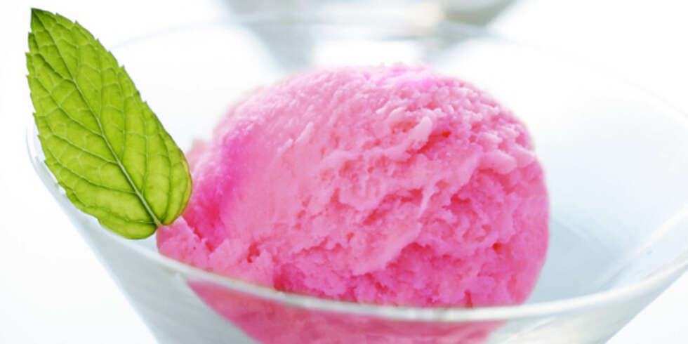 ISKALD DESSERT: Og glohete hjerter! Server sorbet av frosne bær til kjæresten. ISKALD DESSERT: Og glohete hjerter! Server sorbet av frosne bær til kjæresten.