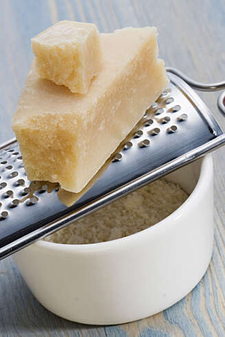 MER SMAK: Ved å bytte ut vanlig norsk hvitost med parmesan eller annen litt sterkere ost, får du ekstra smak på gratengen. MER SMAK: Ved å bytte ut vanlig norsk hvitost med parmesan eller annen litt sterkere ost, får du ekstra smak på gratengen.
