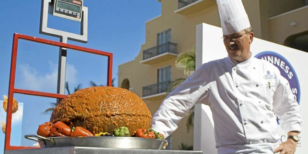 Sjefskokken på Ritz Carlton Hotel i Cancun, Rainer Zingrebe, laget like godt en kjøttbolle på 49,5 kilo. Sjefskokken på Ritz Carlton Hotel i Cancun, Rainer Zingrebe, laget like godt en kjøttbolle på 49,5 kilo.