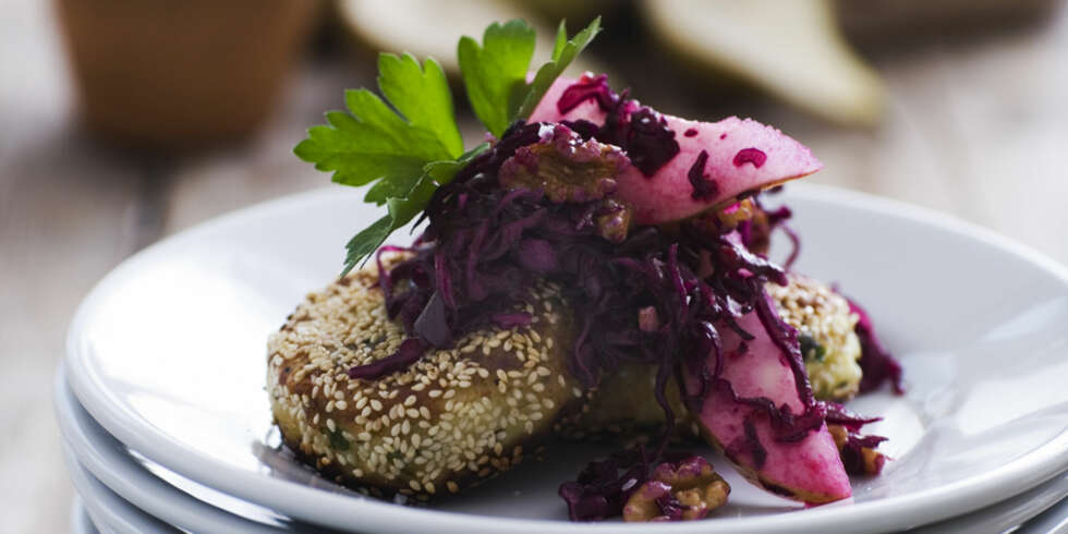 VEGGIS-BIFF: Urtekrydrede potetbiffer med rødkålsalat, servert med rødkålsalat. VEGGIS-BIFF: Urtekrydrede potetbiffer med rødkålsalat, servert med rødkålsalat.