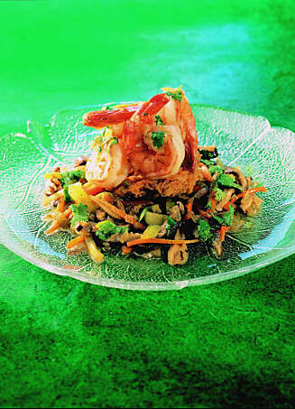 WOK: Sprøstekte risnudler med scampi. WOK: Sprøstekte risnudler med scampi.
