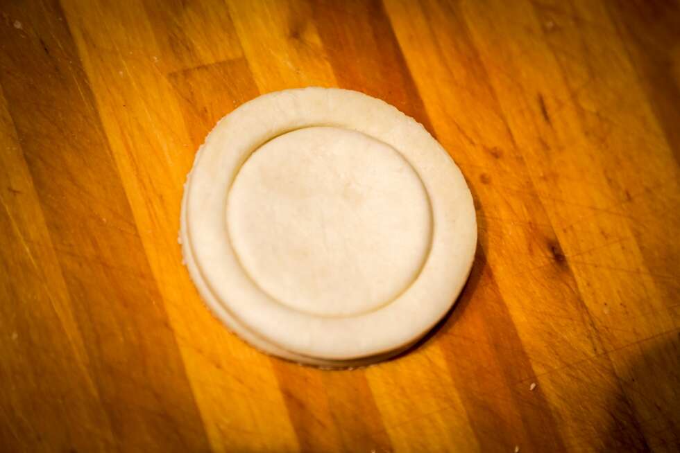 Nå er den klar for ovnen. Pensle den med eggeplomme og stek den i 10 minutter i ovnen, eller til den har puffet seg stor og har fin farge. Nå er den klar for ovnen. Pensle den med eggeplomme og stek den i 10 minutter i ovnen, eller til den har puffet seg stor og har fin farge.